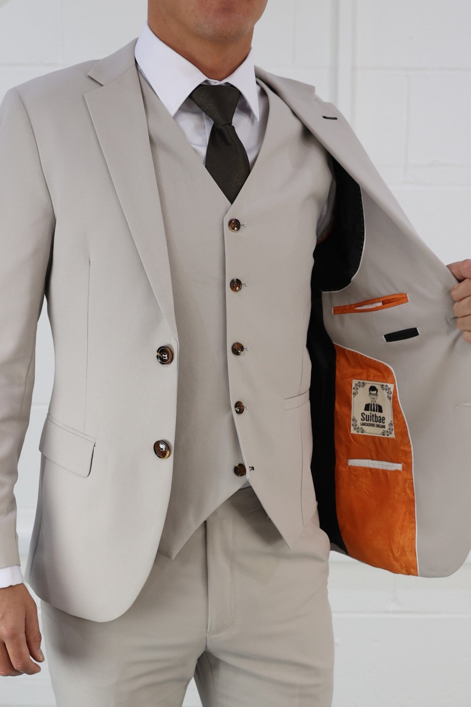 Marc Darcy HM5 Stone Suit featuring a tailored fit in a stylish cream color. Ideal for weddings, formal occasions, or summer events. This three-piece suit combines elegance and comfort with a modern design.