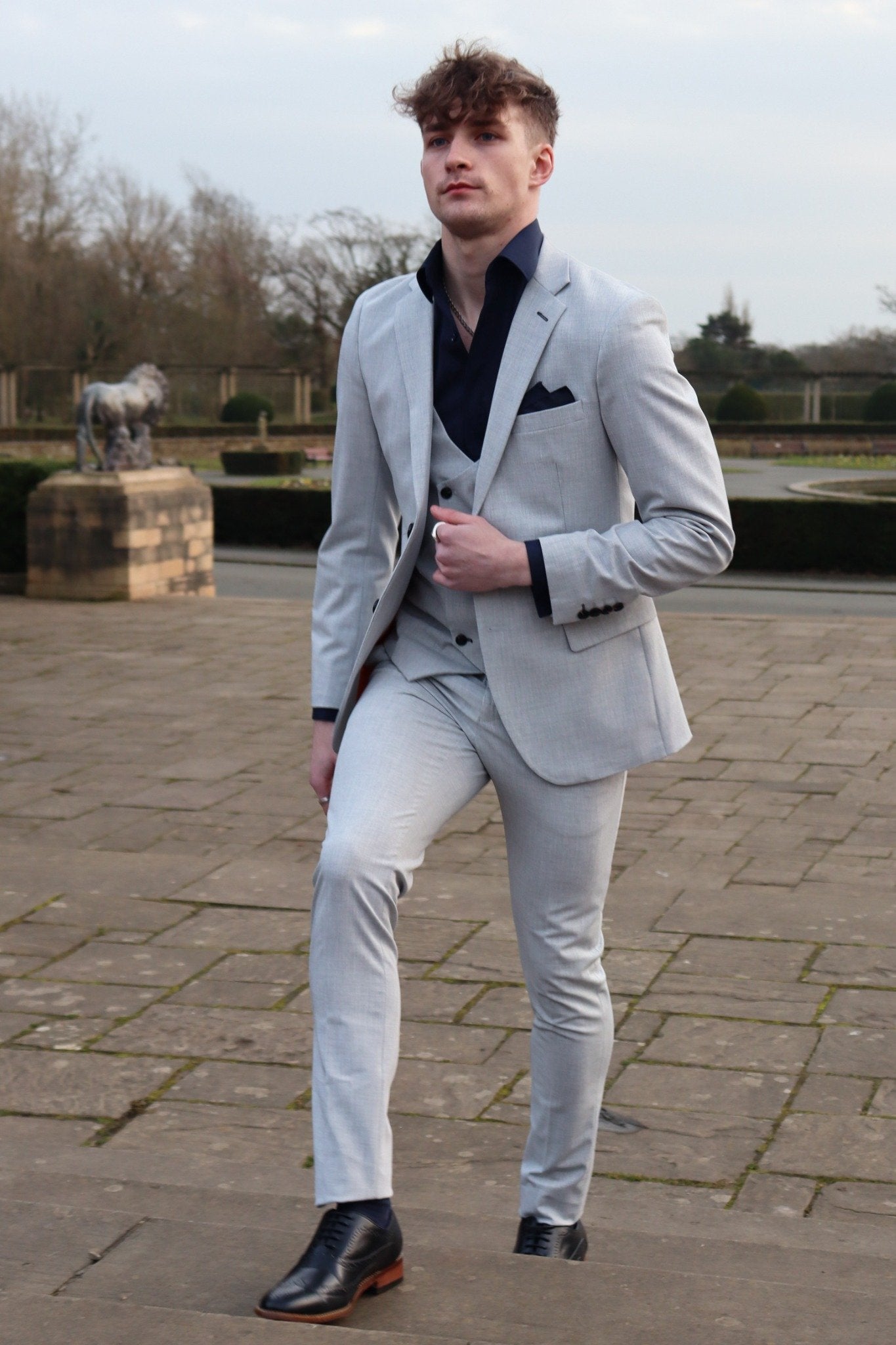 Harry Light Grey Three Piece Suit by SUITBAE – clean light grey suit with sharp structure and premium finishing.